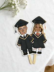 Băț portabil personalizat pentru fotografie de absolvire, paletă personalizată pentru față de absolvire, recuzită foto personalizată, decorațiuni unice pentru petrecerea de absolvire, consumabile pentru favoruri, băț personalizat pentru portret de absolvent cu design de rochie de burlac și bonetă de absolvire - Multicolor - Vizualizare 7