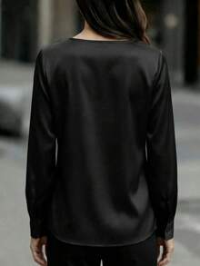 Blouse à col V en satin Top de gamme pour femmes - Texture douce et coupe minimaliste, disponible en plusieurs couleurs. Chemise élégante convenant pour le bureau, le thé de l'après-midi, les sorties de fête (style de fête du Nouvel An) - Mode pour l'automne, l'hiver, le printemps Noir - Noir - Voir 5