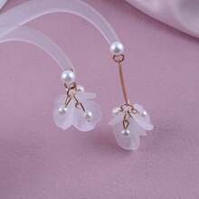 一对不对称花瓣设计优雅耳环，适合新娘、婚礼、订婚、成人礼等场合佩戴。 - 白色 - 查看 5