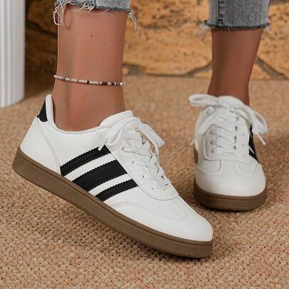 1双女士系带休闲运动鞋，PU鞋面黑白拼接，舒适透气内里，圆头软底，户外跑步复古时尚经典运动鞋