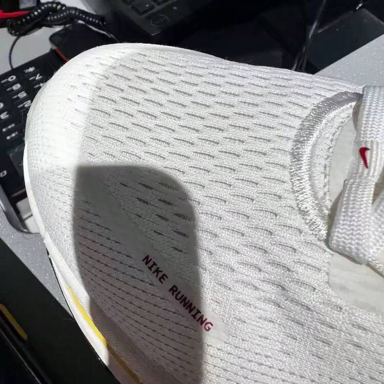 Nike 男子VOMERO 18運動健身公路跑步鞋 - 米色 - 查看 4