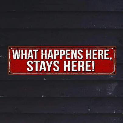 1件2D平面，【复古魅力】复古金属铁牌 - “这里发生的事，就留在这里”（16英寸 x 4英寸） - 农舍红白墙面装饰，适用于家居、酒吧或餐厅 - 经久耐用，室内/室外均可使用，复古铁艺标牌，2D平面