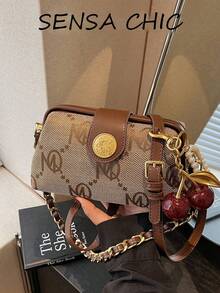 这款卡其色手提包时尚百搭，专为女性设计。包身饰有印花图案，并点缀着珍珠和红色樱桃吊坠。这款包采用强力磁扣，配有顶部提手，方便手提，也可肩背或斜挎，适合女性通勤、外出、购物或约会等各种场合。 - 卡其色 - 查看 7