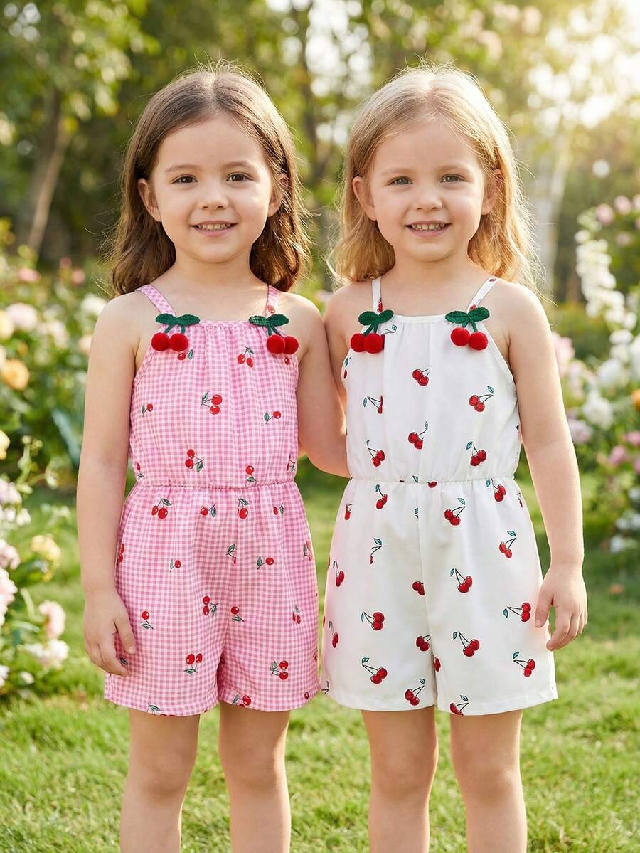 Bộ 2 món cho bé gái: áo liền quần không tay in hình quả anh đào, hở lưng và quần short, họa tiết kẻ caro in kỹ thuật số, cạp chun, dễ thương và đa năng cho mùa hè.