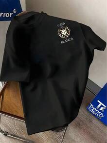Men's Double-Sided Printed T-Shirt With Geometric "CASA BIANCA" Graphic And Decorative Badge Patterns, Loose Short-Sleeved Round-Neck T-Shirt, Comfortable And Skin-Friendly, 100% Cotton, Suitable For Home, Travel, Business Trip, School, Commuting, Parties And Other Occasions, Suitable For All Seasons. - 黑色 - 查看 2