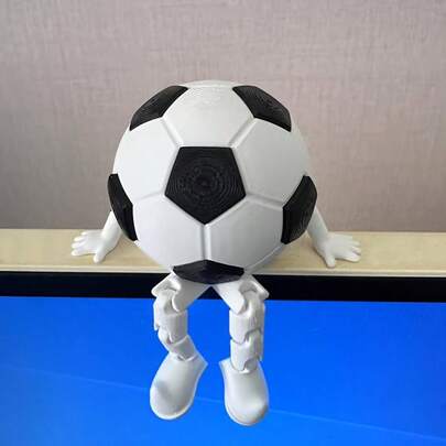 足球坐姿收藏摆件 - 黑白对比，关节可活动，适合摆放在家中、办公室或健身房，小巧精致，是毕业季/父亲节的理想礼物，也可作为圣诞节、万圣节装饰和秋季家居摆件。