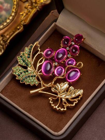 Broșă vintage de lux cu piatră prețioasă de culoarea strugurilor și frunză verde | Reflector pastoral retro pentru petrecere. Realizată din aliaj de cupru cu design 3D cu ciorchini de struguri și frunze, încrustată cu pietre prețioase mari de culoarea strugurilor violet-roz și frunze verzi cu diamant întreg, liniile Fresh Lines prezintă o atmosferă retro elegantă, perfectă pentru purtare zilnică, petreceri, banchete și alte ocazii importante.