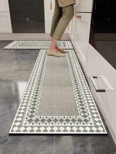 1 pièce Tapis de sol de cuisine en gel de silice, motif de bordure géométrique, couleurs principales en gris clair et beige, texture tissée centrale, entouré de bordures décoratives répétées de strass, de croix et d'autres motifs géométriques, dégageant une ambiance fraîche, élégante et exotique.