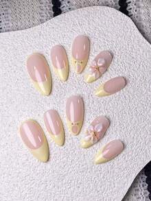 10片手工杏仁形假指甲，饰以黄色法式镂空雕刻。采用手工白色粉末3D花卉雕刻和手工绘制的黄色法式镂空图案。这款优雅浪漫的简约美甲贴片，散发着高端、性感和奢华的气息。适合日常佩戴、约会、音乐会和轻度商务场合，是送给女性和女孩的理想礼物。 - 彩色 - 查看 5