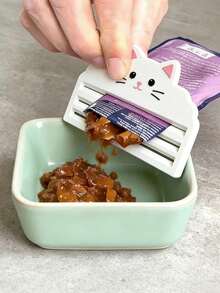 1 pieza Exprimidor de comida para gatos, eficiente para exprimir bolsas de comida para gatos, exprimidor portátil y multifuncional para comida de gatos, exprime eficazmente la comida para gatos de las bolsas, maximiza el aprovechamiento de la comida restante, diseñado para propietarios de gatos que valoran la alimentación limpia y el funcionamiento conveniente. Este exprimidor se adapta a diversas bolsas de comida para gatos, es fácil de limpiar y mantener la higiene. - Multicolor - Ver 2