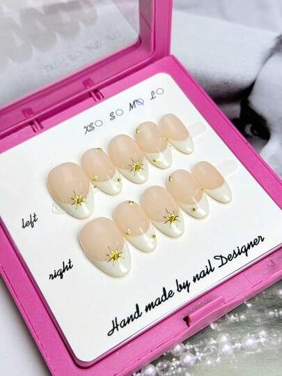 10片短款方形圆形假指甲，裸粉色半透明底色搭配白色法式边缘，饰以3D金色星星和金色珠子点缀，简约精致风格，100%纯手工制作，按压式亚克力指甲，可重复使用。美甲用品套装包含1片果冻胶、1根胶棒、1把指甲锉和1个假指甲收纳盒，适合女性日常或派对佩戴。