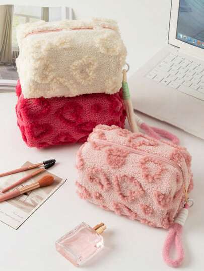 1个毛绒化妆包，大容量可爱化妆品收纳袋，便携式旅行洗漱包，多种颜色可选，柔软毛绒材质可折叠不损坏，独特的心形设计，适合收纳化妆品和化妆工具