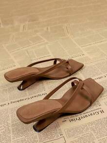 女士时尚交叉绑带方头凉拖鞋，法式夏季棕色PU不对称高跟拖鞋 - 棕色 - 查看 3