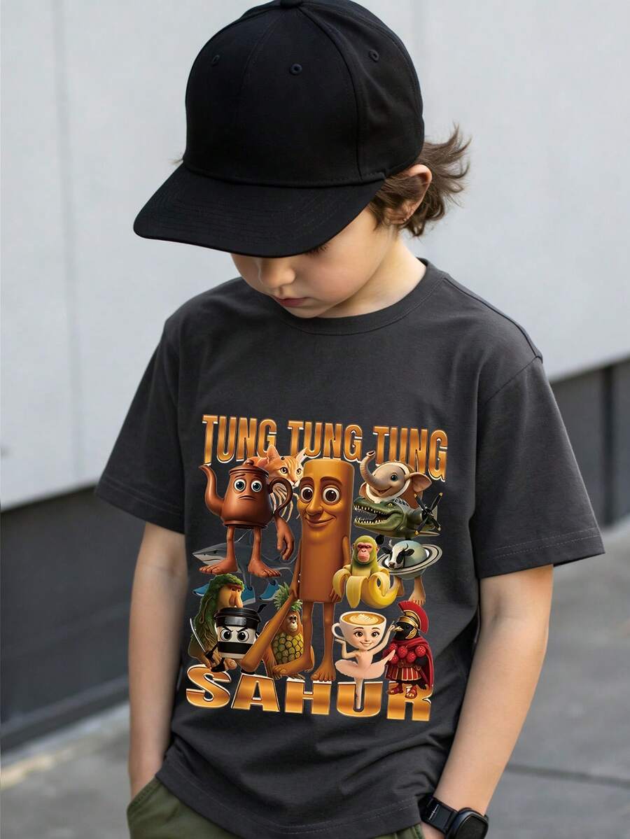 男童趣味字母标语“Tung Tung Tung Sahur”及木偶图案印花短袖T恤，休闲夏季款 - 深灰色 - 查看 1