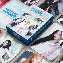 Bộ 55 tấm ảnh kỷ niệm album đơn "NOT CUTE ANYMORE" của nhóm nhạc nữ ILL!T, gồm hình ảnh nhóm của các thành viên Yunah, Minju, Moka, Wonhee và Iroha. Với chất lượng hình ảnh rõ nét, những tấm ảnh độ phân giải cao này là lựa chọn phổ biến và giá cả phải chăng dành cho các fan học sinh muốn sưu tầm như một món đồ lưu niệm K-Pop. - Màu xanh nhạt - Xem 2