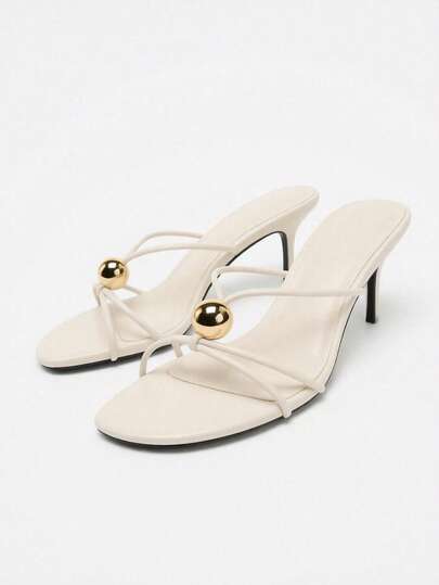 Sandal cao gót quai kim loại trang trí mùa hè, giày mule gót mỏng phong cách nghỉ dưỡng tối giản.