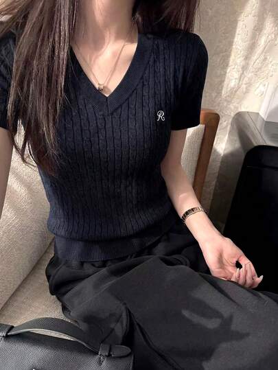女士海军蓝V领绞花针织短袖上衣 | 韩式刺绣字母T恤，休闲百搭，轻松打造夏季日常时尚造型