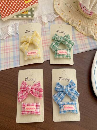 1个格子蝴蝶结发夹，带衬垫，清新可爱，适合额头、侧边和后脑勺。