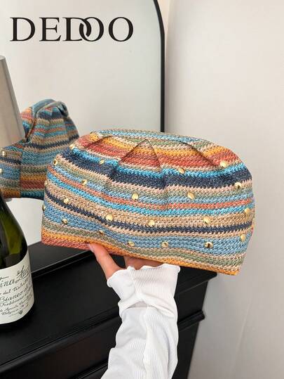 Dedoo Đây là chiếc túi xách cầm tay dệt kim mang đậm không khí nghỉ dưỡng và cảm giác cổ điển, phù hợp cho mùa xuân và mùa hè. Chiếc túi có thiết kế xếp ly sọc cầu vồng, túi cài khuy và túi cầm tay hình đám mây được trang trí bằng đinh tán, hoàn hảo cho những kỳ nghỉ bên bờ biển, chợ cuối tuần, hẹn hò quán cà phê và những chuyến đi ngắn ngày.