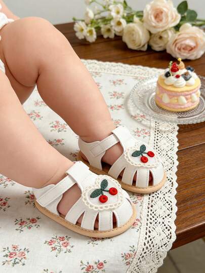 Sandalias de verano para bebés niñas, suela blanda antideslizante, zapatos de preandador recién nacido para primeros pasos, zapatos de cuna con diseño bordado de cereza cerrados para la playa. El exquisito patrón tridimensional de cereza, combinado con el ribete de encaje, es dulce y llamativo, cumpliendo con el sentido de ocasión para los atuendos de bebé.