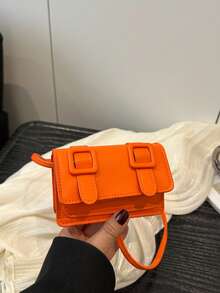 Questa nuova 1 pezzo di borsa a mano mini minimalista è casual, semplice e alla moda. Presenta un design con cerniera e una tracolla non regolabile, rendendola adatta per uscite quotidiane e gite di shopping. Può contenere facilmente gli essenziali di tutti i giorni, è un pezzo versatile ed è un must della moda. Si adatta a vari stili e occasioni, rendendola altamente adattabile. Può anche essere regalata agli amici. - Multicolore - Visualizzare 20