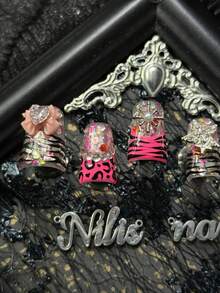 10片装手工全覆盖短鸭子美甲亚克力套装,粉色美甲,粉色法式美甲,手绘豹纹和斑马纹,搭配透明底胶、3D花朵、心形水钻、银色星星、多种水钻及其他美甲配件,银色和粉色五角星亮片 - 粉色 - 查看 5