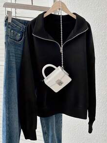 Outdoor Selfie Hoodie - Tito's Handmade Vodka Austin Texas Printed Black Zip-Up Hoodie, Silver Chain Necklace, Green Tumbler Red Lid, Black Shoulder Bag - Fashionable Streetwear For Men Women - 紅色 - 查看 8