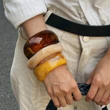 1 chiếc vòng tay nhựa bản rộng, bất đối xứng, thời trang, phù hợp cho nữ. - vòng đeo tay - Xem 2