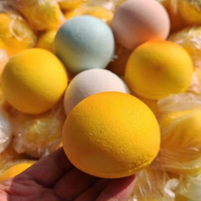 1个椭圆形蛋糕造型慢回弹玩具，采用PU材质，回弹缓慢，带有蛋糕香味，可缓解压力，也适合作为装饰品、搞笑礼物、生日/节日礼物。