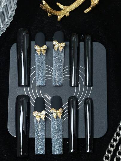 CrystalHola Uñas hechas a mano con forma de ataúd, uñas estilo Y2K, para primavera/verano, color negro y desnudo con puntas francesas, rhinestones, lazos, textura mate, uñas 100% hechas a mano. Adecuado para mujeres y niñas. Set de 10 piezas, 3 tamaños. Apto para fiestas, bodas y uso diario. Incluye herramientas. Gran regalo para suministros de uñas para damas.