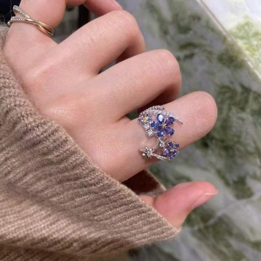 这枚订婚戒指浪漫、美丽、精致、闪耀。它象征着爱情，优雅而高贵，完美地诠释了心中所愿。戒指散发着温柔细腻的魅力，戴在手上格外美丽，质地无可挑剔。 - 大花鑽戒指 - 查看 1