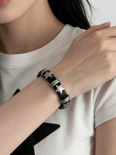 1 pieza Pulsera de cuero suave de estrella negra de estilo punk de PU, pulsera unisex ajustable con remaches de subcultura adecuada para decoración diaria