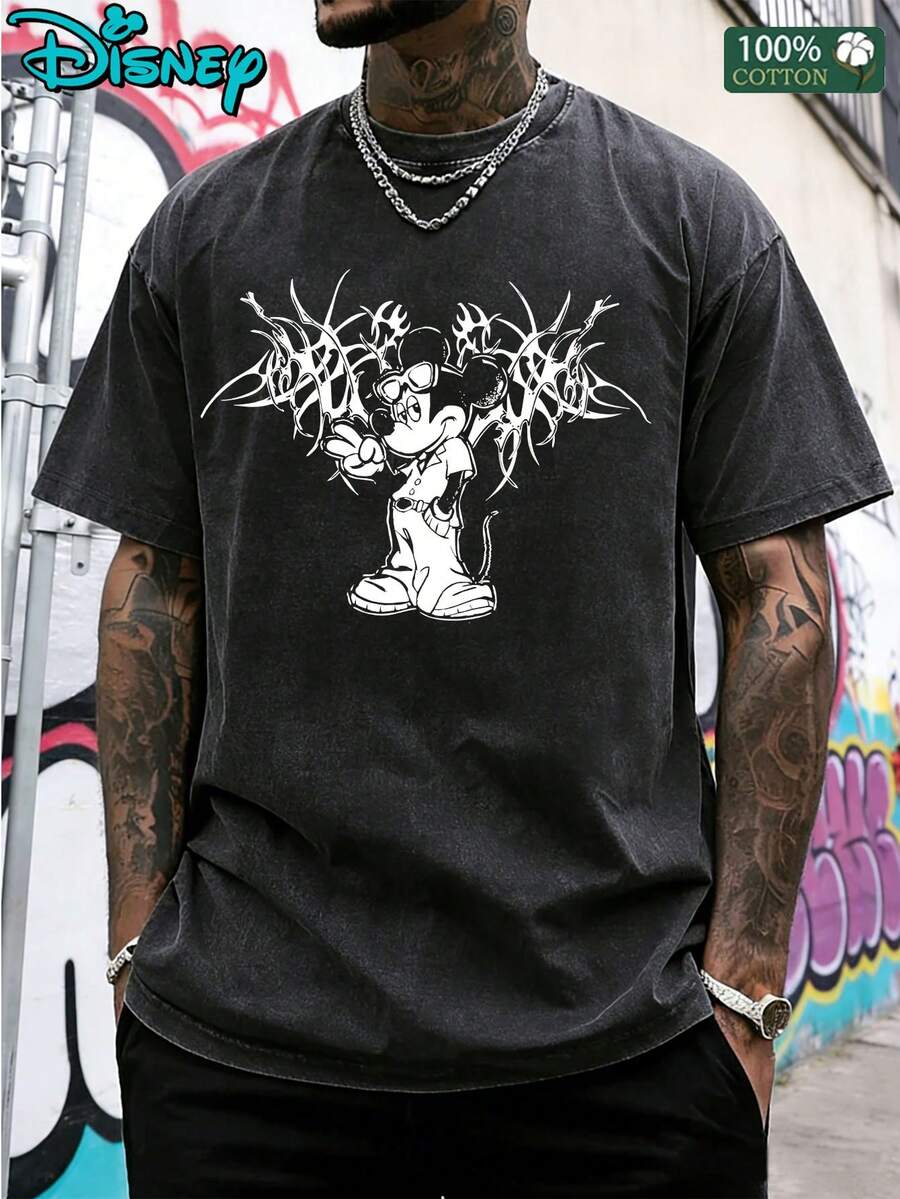Camiseta de manga corta de algodón lavado con agua de 230g para hombres de Disney - Una camiseta de hombre con un ajuste holgado de cuello redondo, 100% algodón, lavable a máquina, adecuada para playas, fiestas y actividades al aire libre, con el protagonista de "Cars", Rayo McQueen, como diseño central. Es una camiseta casual de cuatro estaciones, una camiseta retro lavada con agua, de moda callejera y con un estampado de carreras. - Negro - Ver 1