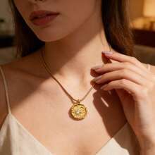 1 chiếc dây chuyền mặt dây chuyền hình ngôi sao và mặt trăng cổ điển bằng thép không gỉ, trang trí lá vàng và đá Zirconia, trang sức thanh lịch cho cả đeo hàng ngày và dự tiệc. - Vàng - Xem 2