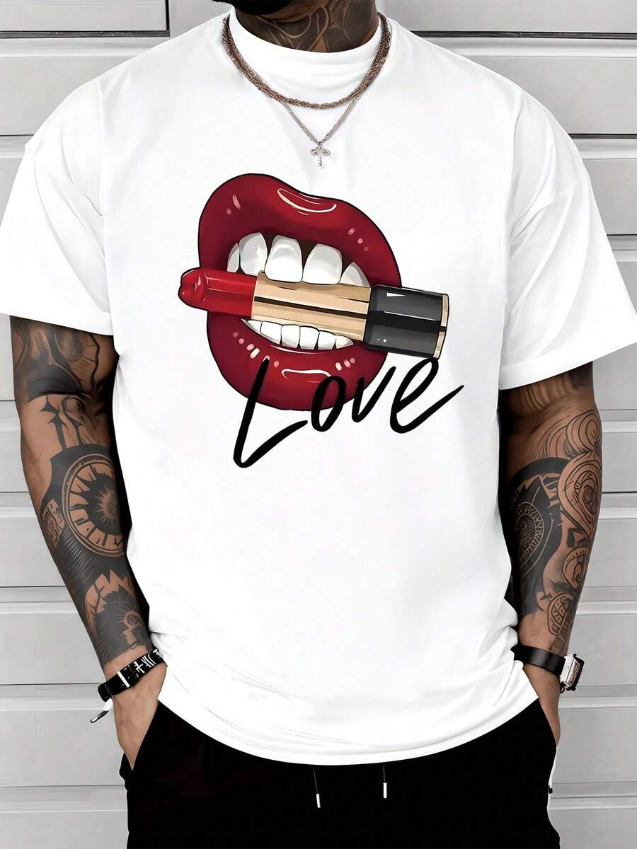 Labios rojos sensuales mordiendo un lápiz labial dorado que simboliza pasión amor y confianza expresando una actitud atrevida y moderna con palabra Love destacando energía y deseo camiseta de hombre casual cómoda y atractiva para uso diario - Blanco - Ver 1