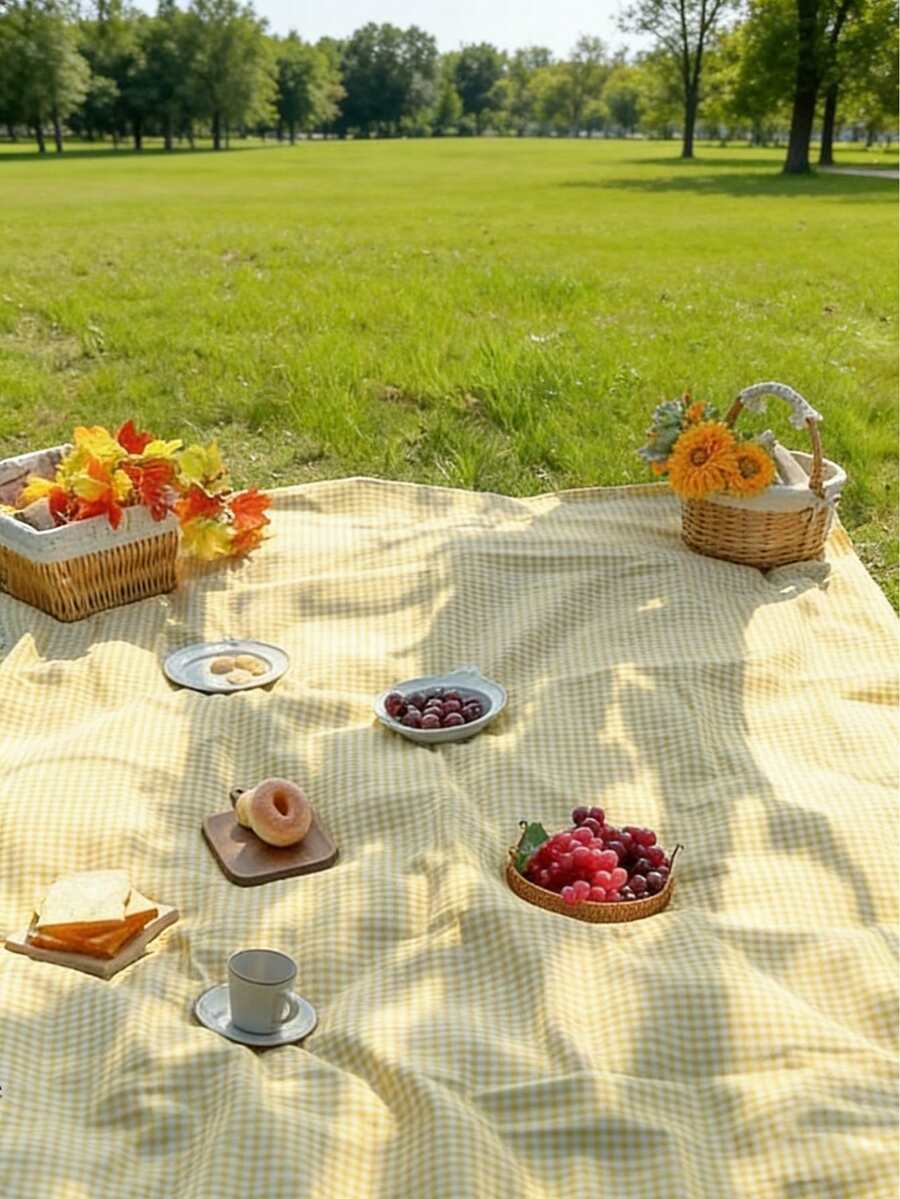 1 Stück charmante gelb-weiße karierte rechteckige Picknickdecke - Hochzeitszeit, Muttertag gewebte Viskose Tischdecke mit gesäumten Kanten, geeignet für Camping, Strandbesuche und Fotografie Hintergrund, Picknick Zubehör (nicht wasserdicht)