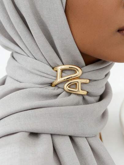 1pc Fashion Letter Scarf Clip - Elegant Silk Scarf Buckle Ring, Suitable For Shawls, T-Shirt Hems, Multi-Functional Fashion Accessory For Women, Hijab Pin, Securely Fixes Scarves.