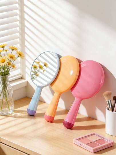 手持镜，圆润造型，握感舒适，防潮镜面，适合浴室使用，小巧便携，方便补妆/送给女友的礼物/浴室自用，可爱贴心，适合各种节日和场合。