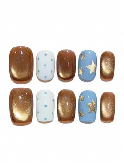 这款美甲套装包含10片指甲油，名为“金棕星蓝”。它以温暖的渐变色为主，从浓郁的焦糖棕色过渡到闪亮的金色，并搭配柔和的天蓝色点缀，上面点缀着精致的金色星星图案。光泽感十足的金属质感和俏皮的波点细节，营造出别致的复古氛围，完美契合喜爱大胆怀旧美甲的你。