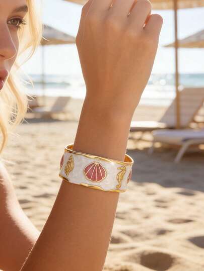 Pulsera minimalista y elegante de acero inoxidable con elementos oceánicos, pulsera de brazalete abierto con decoración de concha, adecuada para que las mujeres la usen durante las vacaciones, festivales de música, viajes