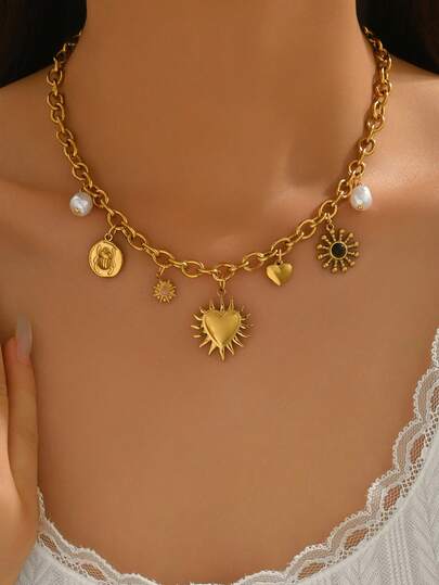 一款欧美风格女士项链，配有心形、眼睛和串珠吊坠，以及夸张的向日葵纹理金属饰品，适合日常通勤、社交场合、海滩、度假和派对等各种场合。