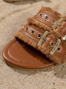 Dép xăng đan nữ mùa hè mới màu nâu với khóa kim loại và đinh tán, kiểu dáng đa năng, có tua rua, thích hợp cho các hoạt động ngoài trời, đi biển, phong cách retro boho được các influencer ưa chuộng, dễ dàng phối cùng váy, kiểu sandal đế bằng tối giản kiểu Pháp. - màu nâu - Xem 6