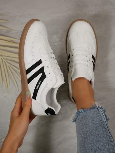 Zapatos deportivos casuales planos blancos, con cordones, diseño de patchwork de cuero suave, para la temporada escolar, zapatillas casuales versátiles, zapatos deportivos de ocio cómodos