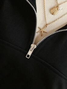 Outdoor Selfie Hoodie - Tito's Handmade Vodka Austin Texas Printed Black Zip-Up Hoodie, Silver Chain Necklace, Green Tumbler Red Lid, Black Shoulder Bag - Fashionable Streetwear For Men Women - 紅色 - 查看 10