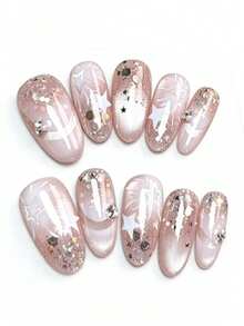 这款美甲套装包含10片指甲油，名为“粉红星光金雾”。它巧妙融合了半透明粉色和猫眼光泽，并以手绘白色星星、亮片和水钻图案点缀。亮泽的质地更凸显了梦幻般的光泽，是喜爱甜美低调美甲人士的完美之选。 - 淺粉色 - 查看 1