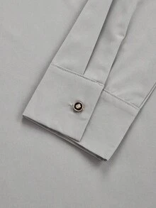 Bộ 3 món Agbada màu xám dành cho nam giới, gồm áo choàng thêu, áo sơ mi Dashiki và quần cạp chun, trang phục truyền thống châu Phi phù hợp cho các nghi lễ, đám cưới, lễ hội văn hóa và các sự kiện, thời trang nam châu Phi thanh lịch, phong cách hoàng gia tinh tế. - Màu Xám nhạt - Xem 9