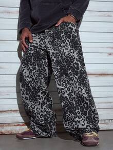 Modcrash Pantalones vaqueros de hombre con estampado de leopardo, pantalones rectos de corte holgado de moda casual retro de calle alta, ajuste relajado para hombres, atuendos de vacaciones de verano - Gris - Ver 4