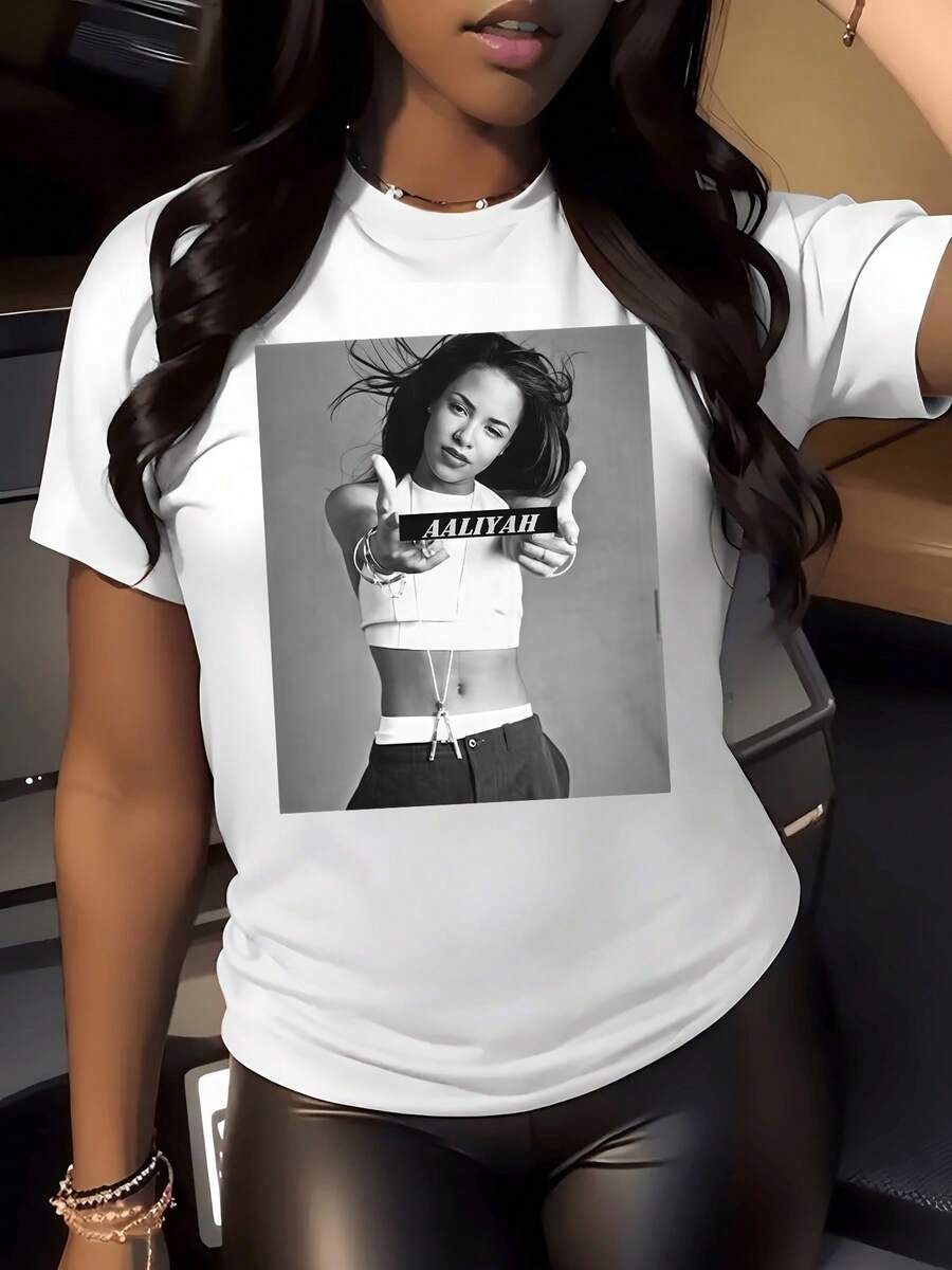 Fotografía artística en blanco y negro de una mujer mostrando una pose segura simbolizando fuerza confianza y elegancia moderna camiseta de mujer casual 220g elegante y cómoda - Blanco - Ver 1