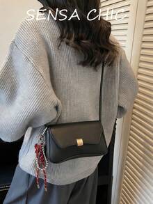 Chiếc túi đeo chéo/túi đan thời trang mới dành cho nữ này có thiết kế khóa kim loại độc đáo và được trang trí bằng mặt dây chuyền nơ dây màu đỏ anh đào. Có thể dùng như túi đeo vai, túi đeo chéo cao cấp bằng da PU màu trơn hoặc ví nữ, rất phù hợp cho việc mua sắm, đi làm và du lịch. - màu đen - Xem 7