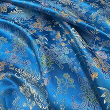 1 mảnh vải Jacquard màu xanh dương, dệt kiểu gấm, với họa tiết hoa trang nhã, bề mặt bóng mượt như satin. Thích hợp làm vật liệu trang trí nội thất và hoàn hảo cho các sản phẩm thủ công may vá tự làm. Chiều rộng: 29,5 inch, định lượng 130gsm. - Vải Jacquard - Xem 7